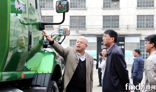 柳特总经理兼党委书记张春林在向解放公司许总介绍安捷长头卡车