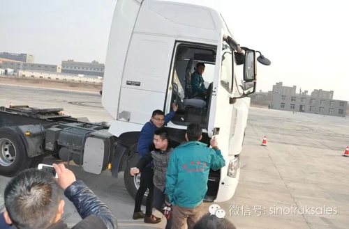 中国重汽豪沃t系列产品品鉴会引爆_电路图分享 侯普副会长在会上讲话,他对中国重汽豪沃曼技术T系列新产品给予高度肯定。他认为,该产品以比肩进口重卡的科技内涵和高度贴合国内重卡用户的可靠品质,在整车的动力性、经济性、可靠性、安全性、舒适性等方面处于国内领先地位。侯普阐述了我国物流业发展现状,并分析了物流产业的发展趋势。他指出,中国重汽的豪沃曼技术T系列新产品,采用与德国曼相同的产品设计、生产、装配工艺,在生产一致性管理、试验验证、产品释放等各个方面采用欧洲同步标准,非常适应现代物流产业发展需求。 品鉴会走进物流园 在徐州新长江物流园大型户外停车场上,20