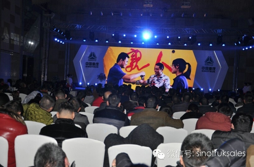 中国重汽豪沃t系列产品品鉴会引爆_电路图分享 侯普副会长在会上讲话,他对中国重汽豪沃曼技术T系列新产品给予高度肯定。他认为,该产品以比肩进口重卡的科技内涵和高度贴合国内重卡用户的可靠品质,在整车的动力性、经济性、可靠性、安全性、舒适性等方面处于国内领先地位。侯普阐述了我国物流业发展现状,并分析了物流产业的发展趋势。他指出,中国重汽的豪沃曼技术T系列新产品,采用与德国曼相同的产品设计、生产、装配工艺,在生产一致性管理、试验验证、产品释放等各个方面采用欧洲同步标准,非常适应现代物流产业发展需求。 品鉴会走进物流园 在徐州新长江物流园大型户外停车场上,20