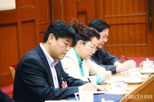 全国人大代表、上海铁路监督管理局局长唐士昇(左)