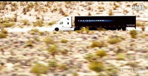 戴姆勒公司第一辆获得执照的无人驾驶集装箱货运卡车在内华达州行驶