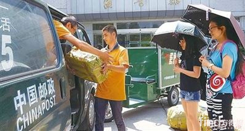 在中国农业大学驻点的EMS员工将收寄的包裹及时运回揽投部做封发处理。