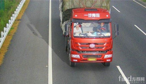 大货车司机高速上开车看书 网友叹用生命在学