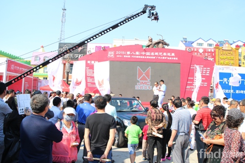 图为江铃汽车开展现场活动，得到观众的积极响应。