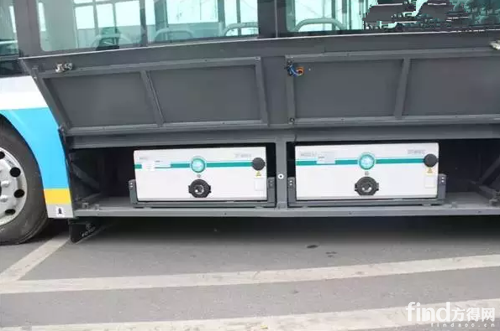 安装在公交车中部的电池组