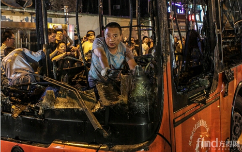 杭州闹市区厦门金旅混合动力公交车起火燃烧 