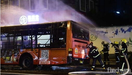 杭州闹市区厦门金旅混合动力公交车起火燃烧