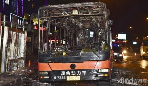杭州闹市区厦门金旅混合动力公交车起火燃烧 