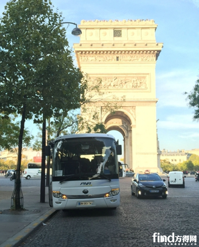 巴黎街头的宇通客车