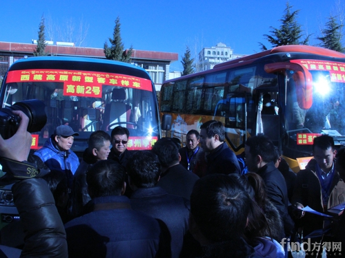 西藏自治区各届人士参观宇通高原新型客车