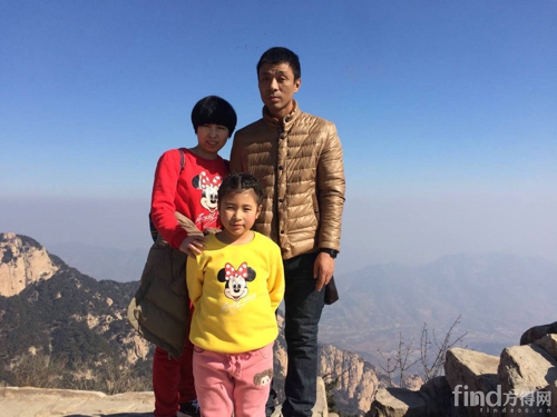 张鑫带家人爬山