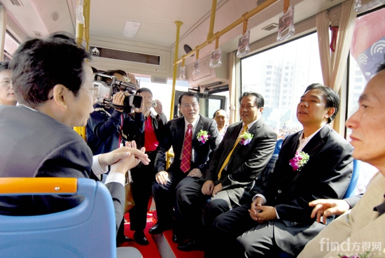 2008年各级领导参加中车时代电动首批车下线仪式，乘坐新能源公交