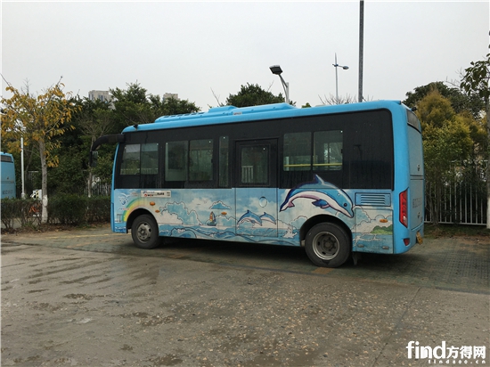 7-厦门金龙6米纯电动公交侧面