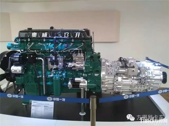 周友志北京车展第一站就参观了奥威13L发动机.webp