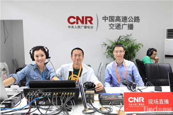 中交兴路总裁曹二虎（右一）做客FM99.6《高速车友会》