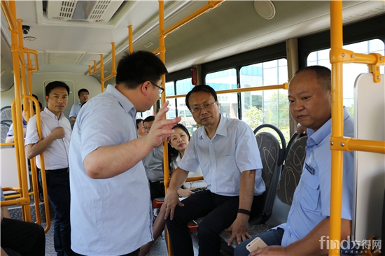 重庆市人大代表调研恒通客车互联网+服务（远程运维平台）发展情况 (3)
