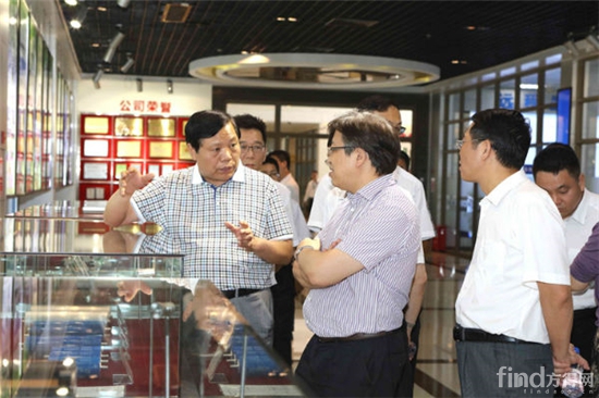 魏董事长向冯飞副部长介绍“银隆钛”电池的优异特性
