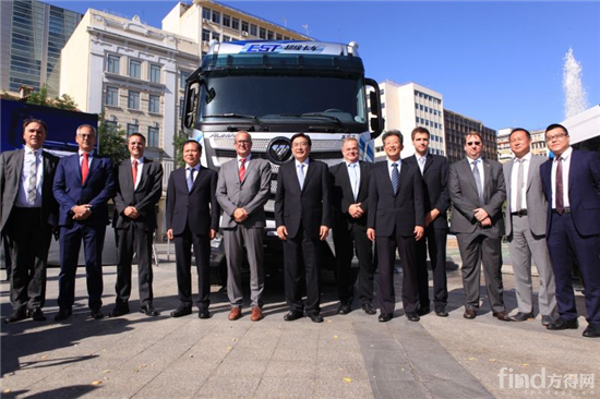 北京市领导与“中国互联网超级卡车全球创新联盟中方成员”在北京福田欧曼EST超级卡车前合影