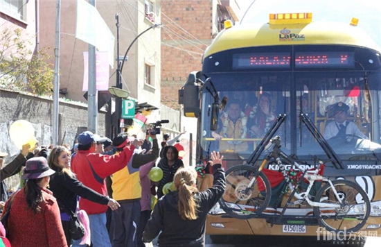 媒体与玻利维亚民众簇拥金龙客车