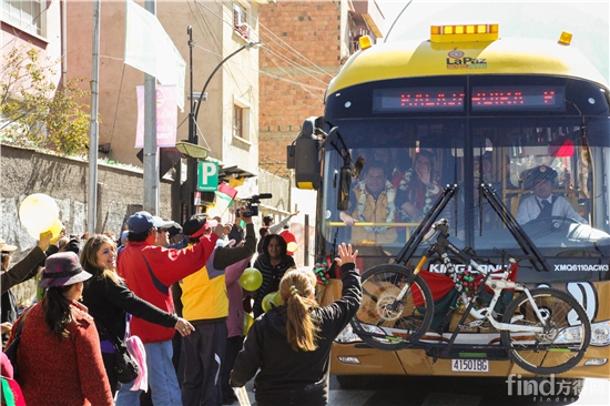 媒体与玻利维亚民众簇拥金龙客车