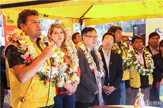 拉巴斯市长Luis（左一）宣布第四条公交线路正式开通