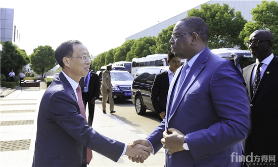 塞内加尔总统萨勒与苏州金龙总经理黄书平握手