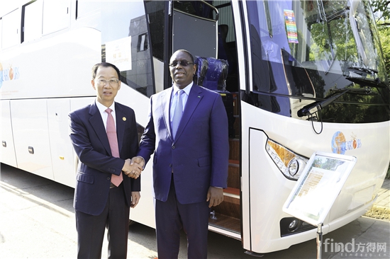 塞内加尔总统萨勒与苏州金龙总经理黄书平在海格客车前合影