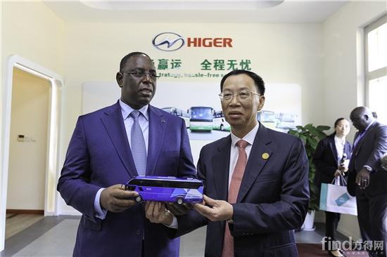 苏州金龙总经理黄书平向塞内加尔总统萨勒赠送海格车模