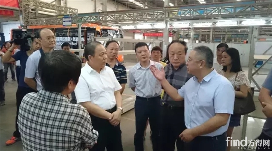 公司黄修瑞总经理向万市长汇报扬子江氢燃料电池客车、18米BRT纯电动在线充城市客车研制工作进展情况.webp