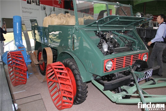 1947年Boehringer公司从Erhard & Sohne公司接手乌尼莫克Unimog，1949年，第一款Boehringer Unimog 70200车型开始交付。1950年截至1950年秋季， Boehringer工厂生产的Unimog达到600辆 (2)