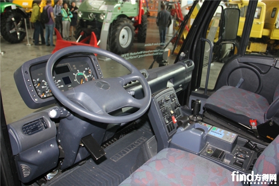 乌尼莫克驾驶室展示。其方向盘可以从左移到右，以满足更多路况的使用 (8)345