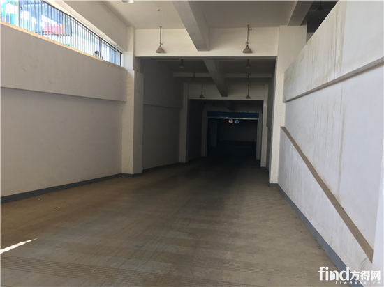 通往地下停车场的进口显得很幽深