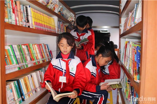 03金龙移动图书车给学生读书增添更多乐趣