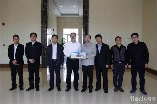 五洲龙股份领导欢迎丁庆荣市长一行的来访