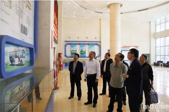 丁庆荣市长一行参观五洲龙新能源科技展厅