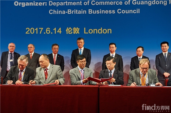 广东省委书记胡春华（后排左三）和中国驻英大使刘晓明（后排左四）出席见证比亚迪与RATP的签约