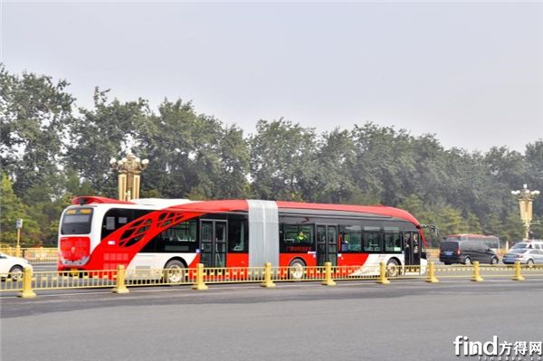 18米纯电动公交车比北京城区运行的普通公交车要长出一半，空间更大