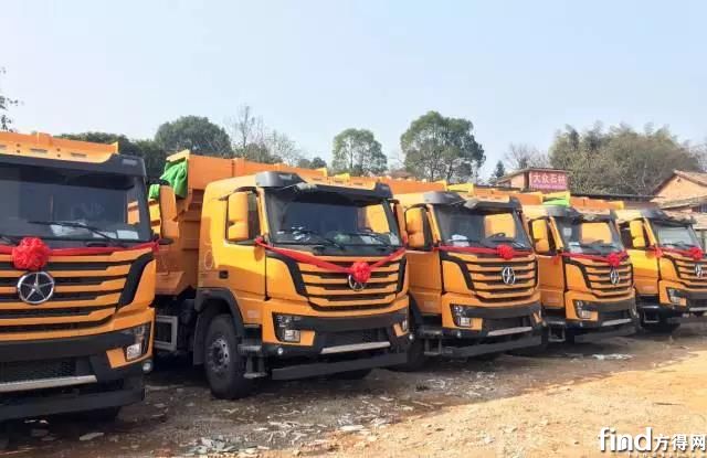 15辆大运N8V渣土车交付客户 (1)