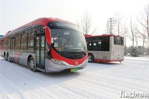 天津公交--雪地上跑着的银隆纯电动车