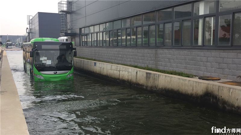 宇通纯电动客车涉水实验