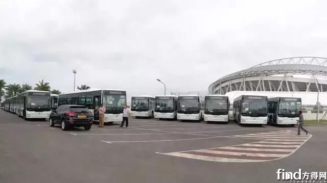 抵达利伯维尔的首批中国智能公交车