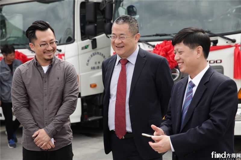 浙江中远集团公司总经理郭一杭（左）对广汽日野产品兴趣浓厚