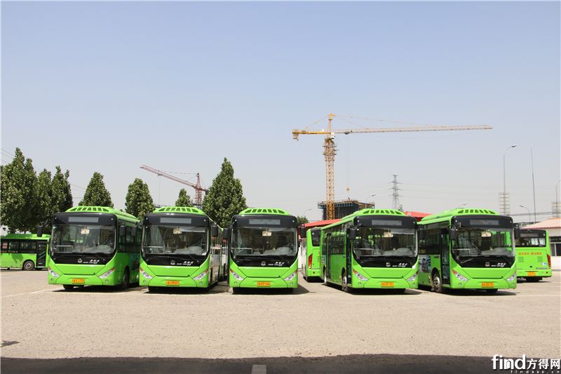 停靠在场站的中通电动公交
