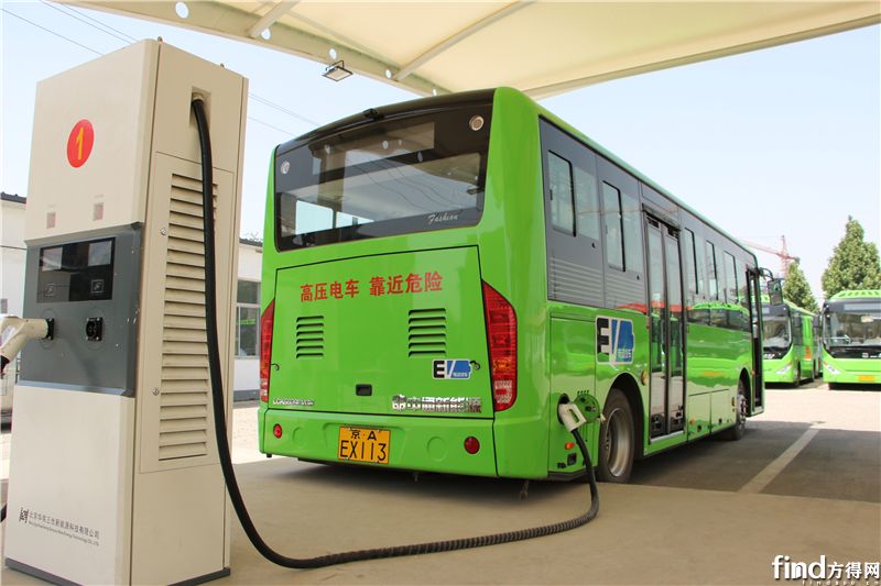 正在场站充电的中通电动公交