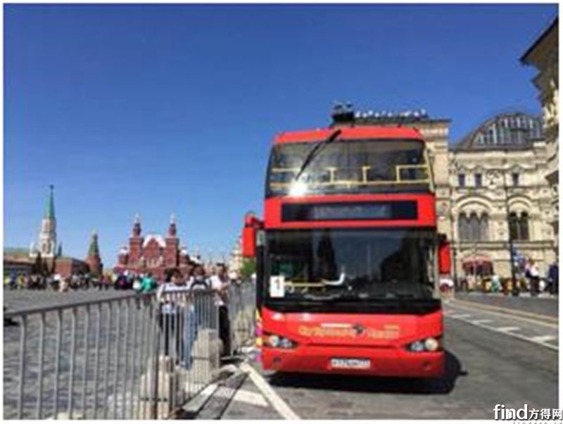 莫斯科市内各国球迷乘坐海格双层旅游观光巴士