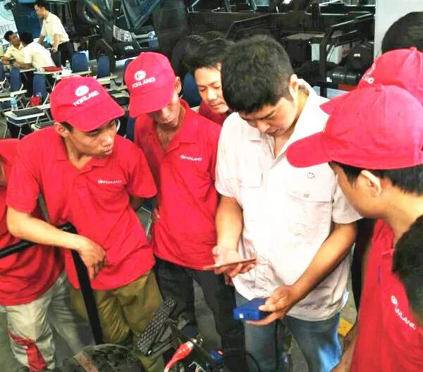 事业部服务人员为越南长海汽车公司服务技师