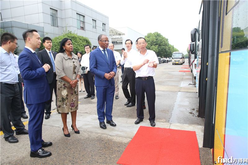 黄书平总经理向席尔瓦总理介绍海格出品系列精品客车