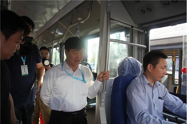 申龙客车助力交通运输部成都绿色出行宣传活动 (1)