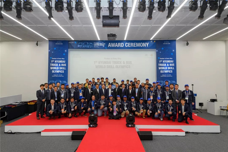 中国服务代表团荣获首届现代商用车全球维修技能大赛亚军 (1)