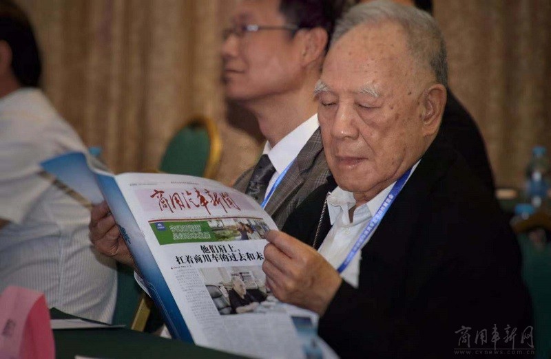 原机械工业部部长何光远阅读《商用汽车新闻》 原机械工业部部长何光远阅读《商用汽车新闻》